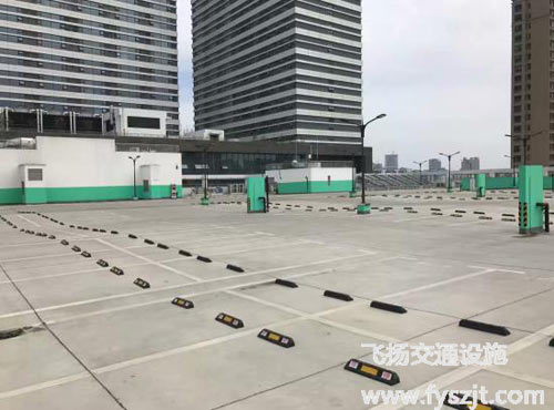 露天小區(qū)停車場劃線該怎么選擇材料呢？