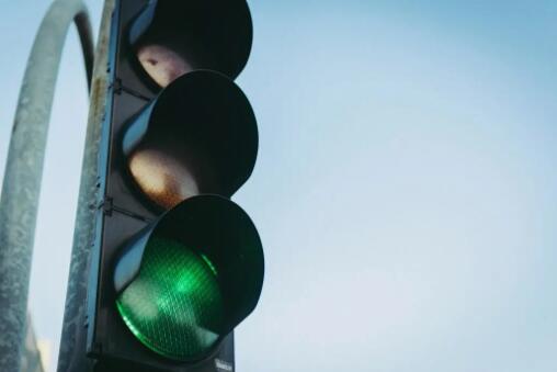十字路口信號燈一直“黃閃”，是壞了嗎？到底該不該停車？
