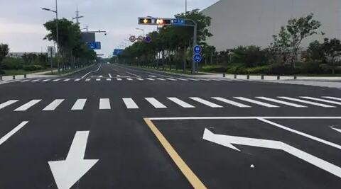 蘇州停車位劃線廠家解讀，道路交通標志牌通常布置在什么區(qū)域？