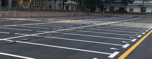 停車位劃線不完整也須規(guī)范停車，讓出行更美好